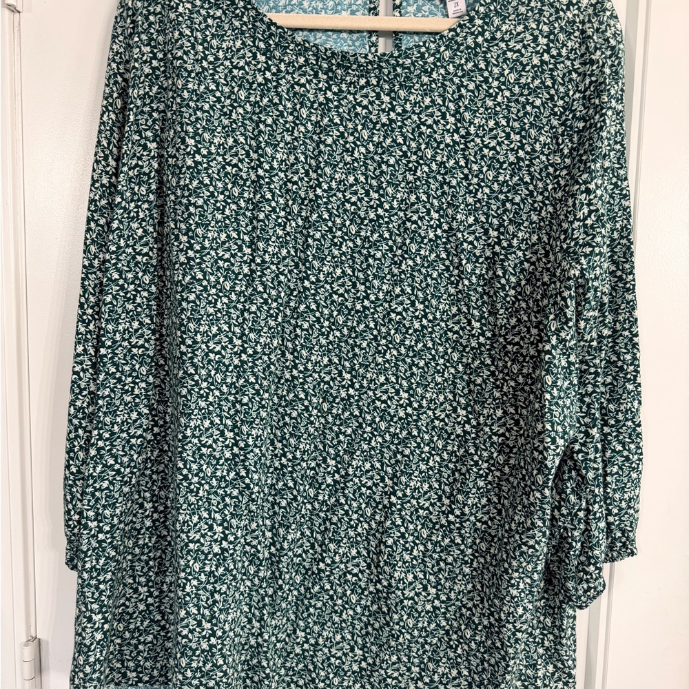 Croft & Barrow Green and White Patterned Top